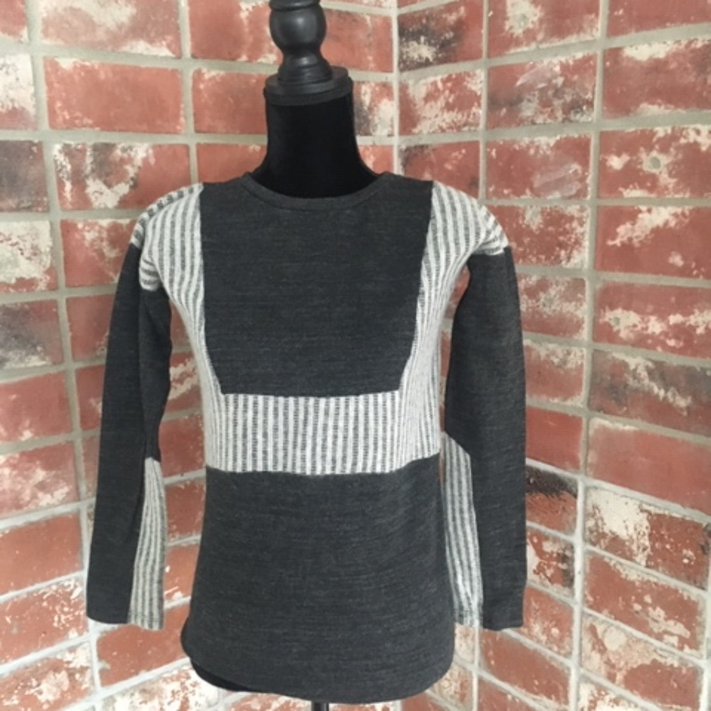 Slim-Fitting B & W Sweater with Ribbing Details